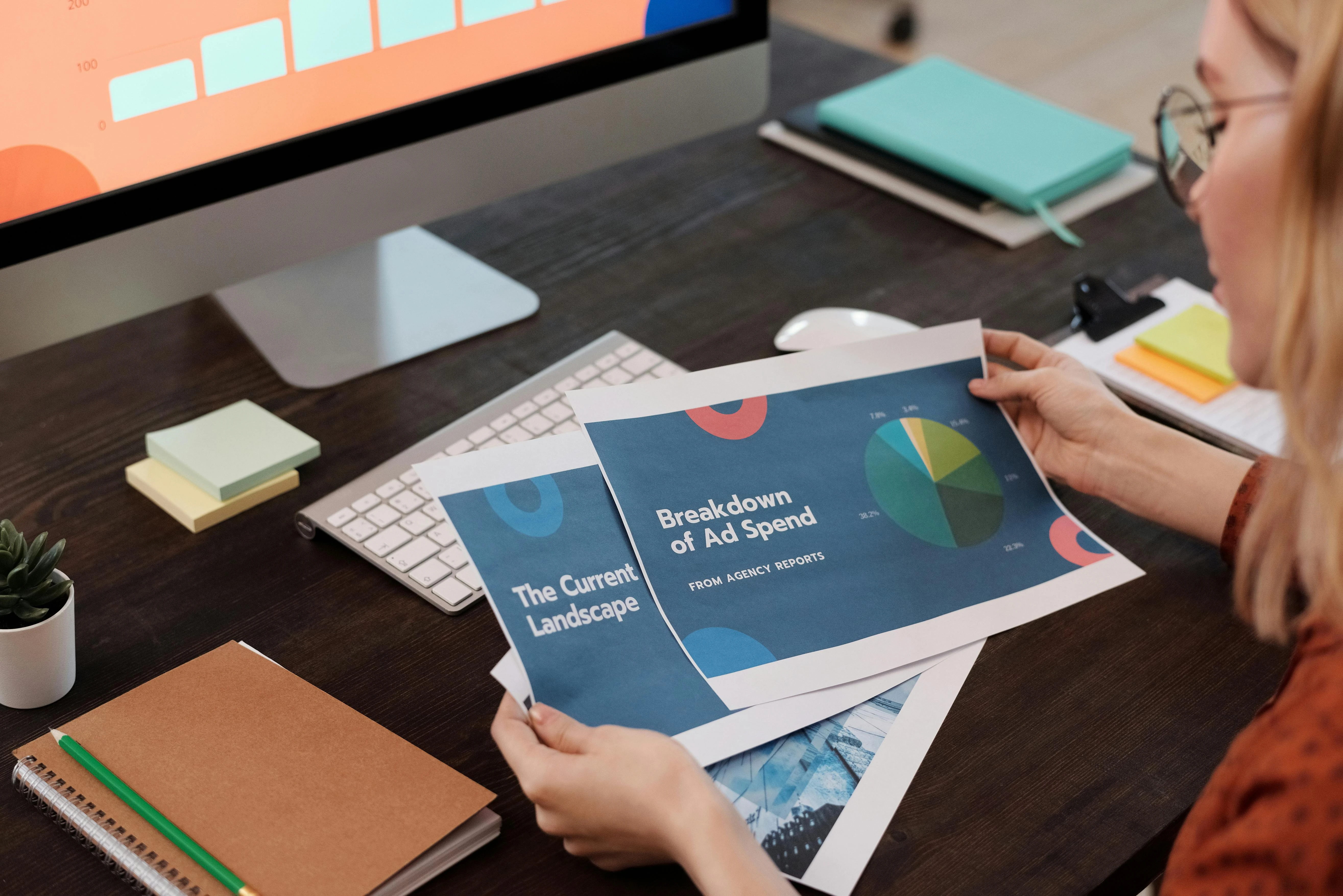 Finansal grafiklerin olduğu bir bilgisayar ekranı